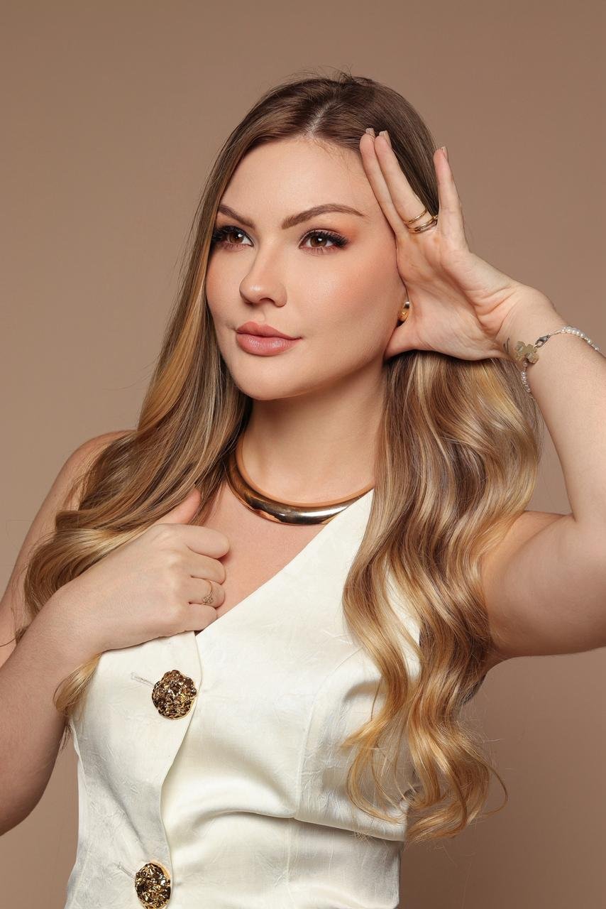 Dra. Nayara Castelão — especialista em harmonização orofacial